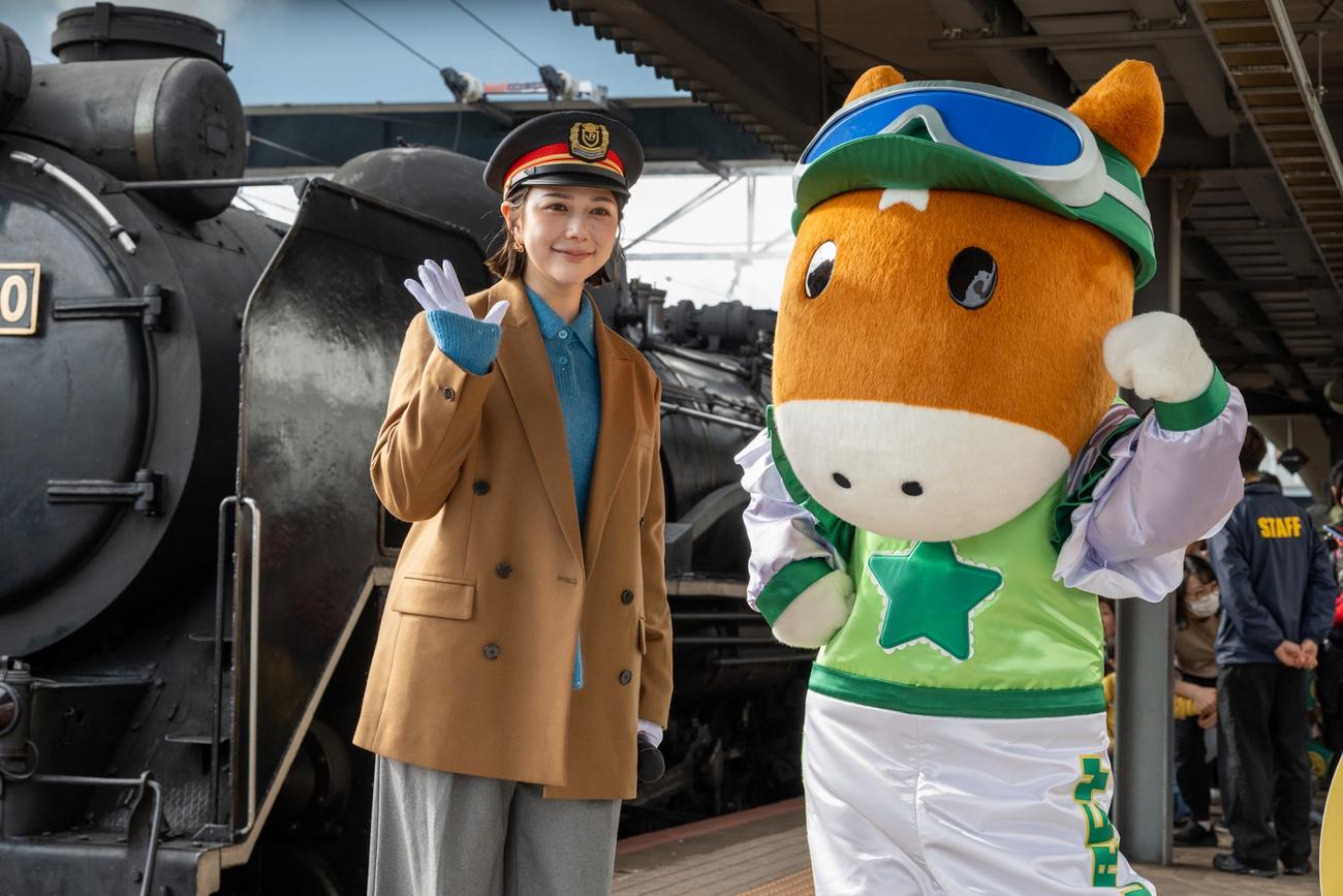「ウインズ小郡開設20周年記念　SLやまぐち号コラボレーションイベント」に出演した村重杏奈