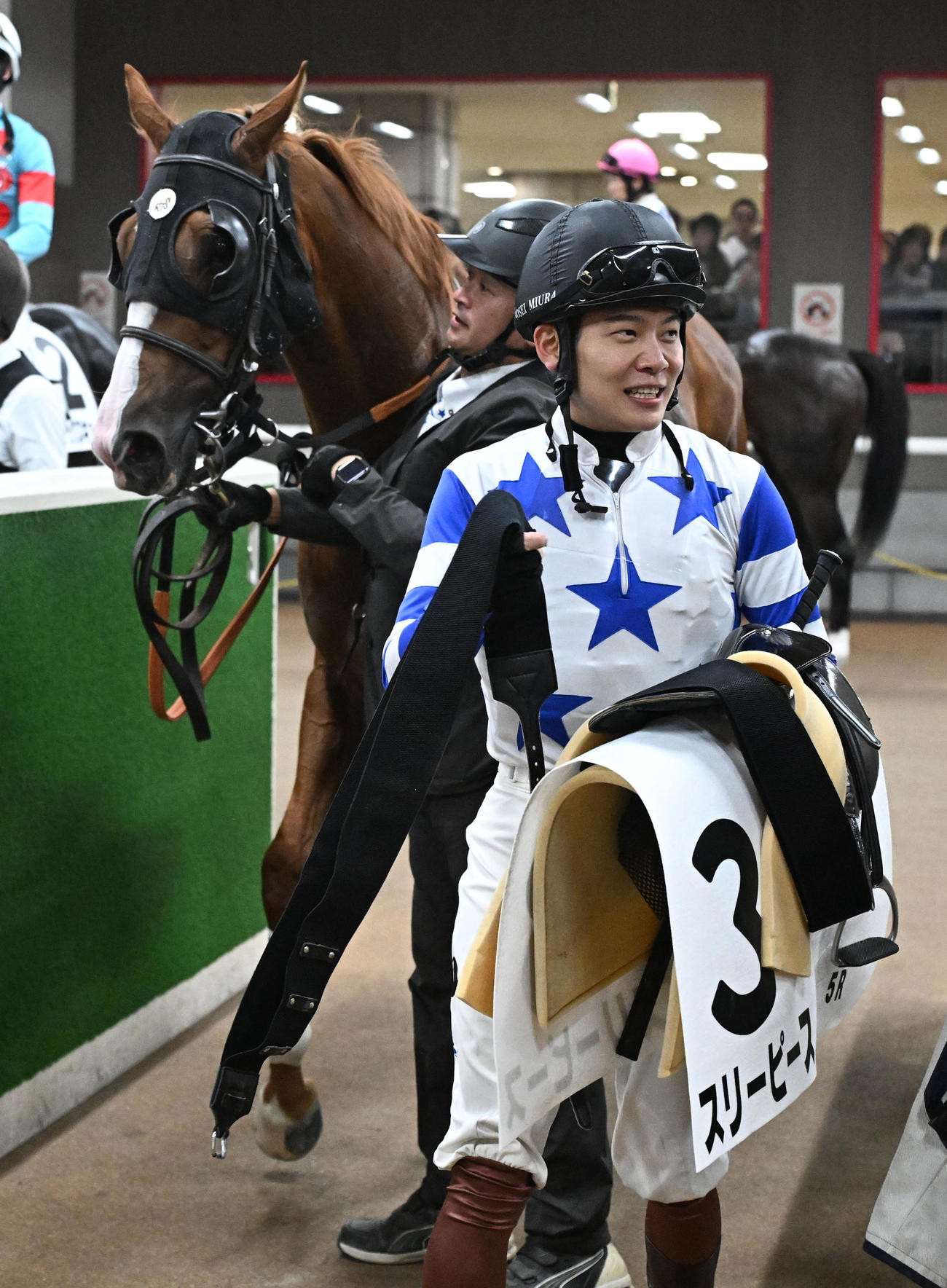 東京5Rをスリーピースで制した三浦皇成騎手（撮影・千葉一成）