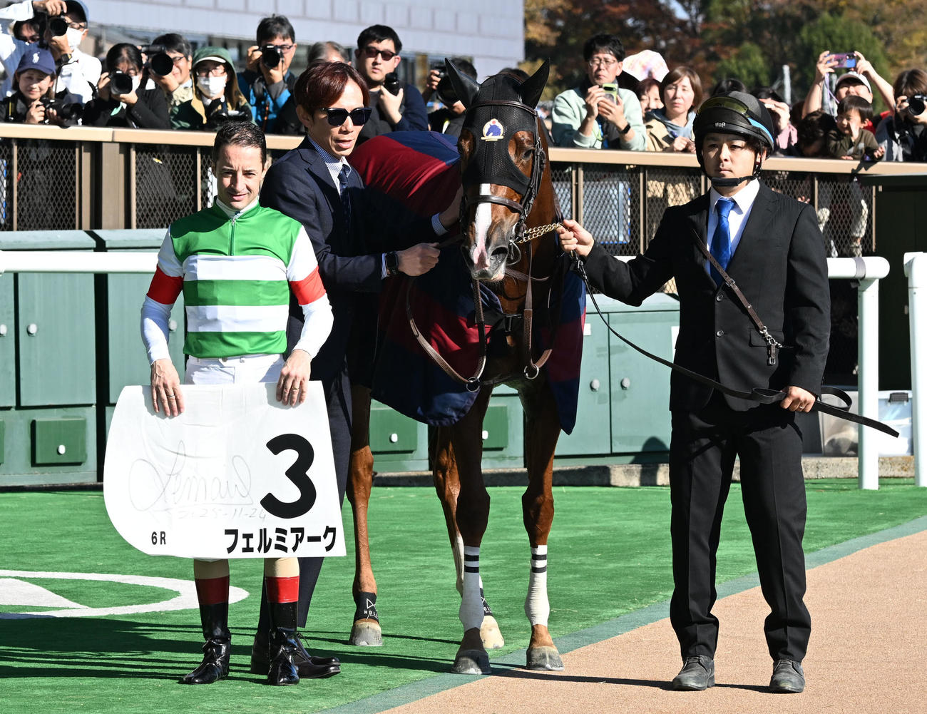 新馬戦を制したフェルミアークの口取りをするルメール騎手（撮影・千葉一成）
