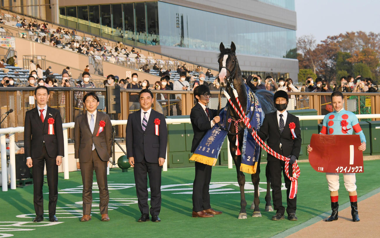 21年東スポ杯2歳Sをイクイノックスで制したルメール騎手と木村師