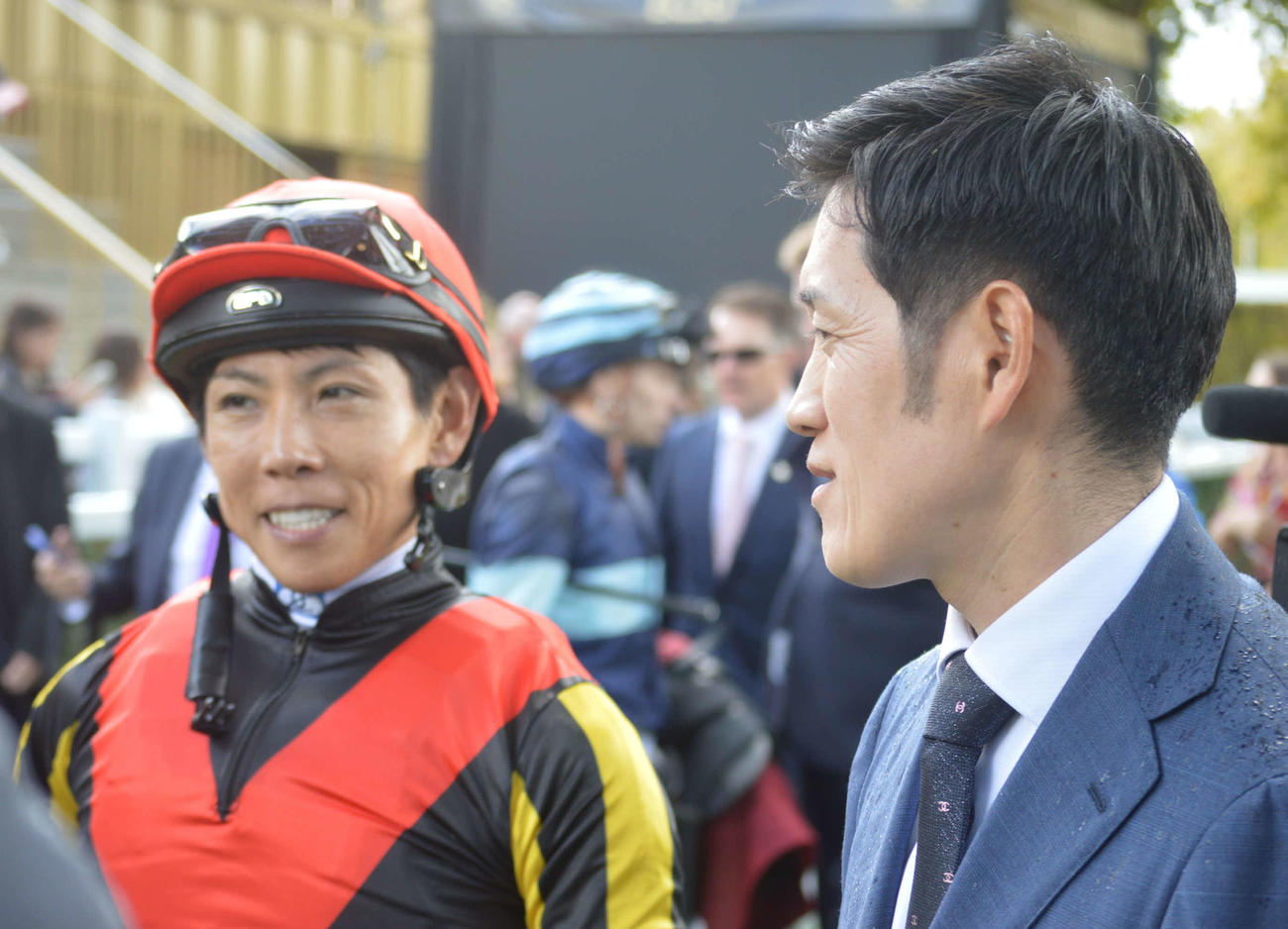 クロワデュノールで凱旋門賞に敗れ、悔しそうな表情を浮かべる北村友騎手（左）と斉藤崇師