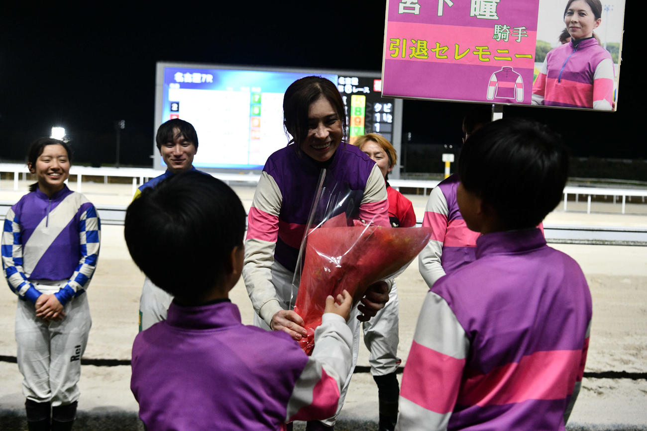引退セレモニーで花束を受け取る宮下瞳