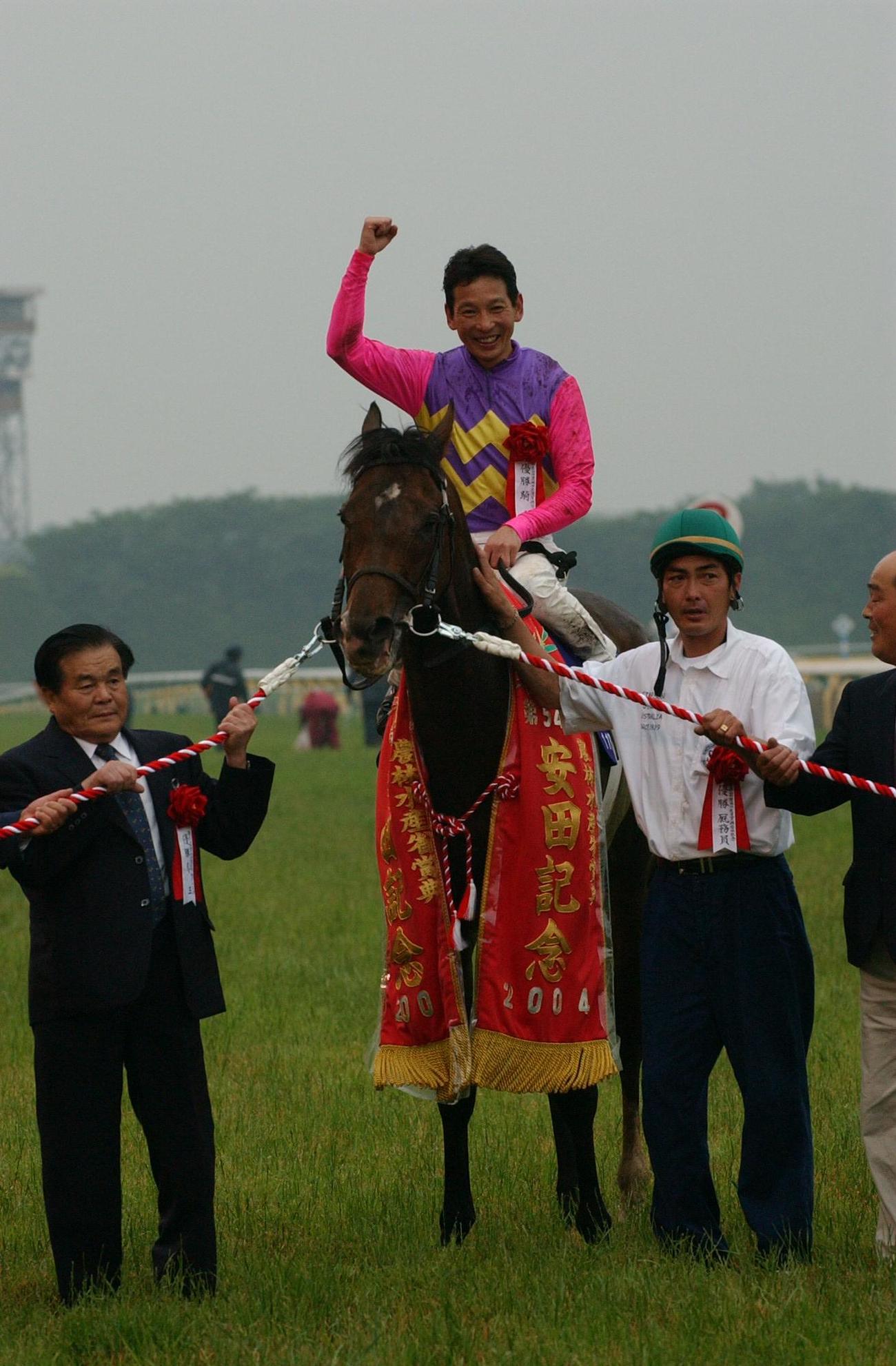 04年、安田記念を制したツルマルボーイ・安藤勝己騎手はファンの声援にこたえガッツポーズ