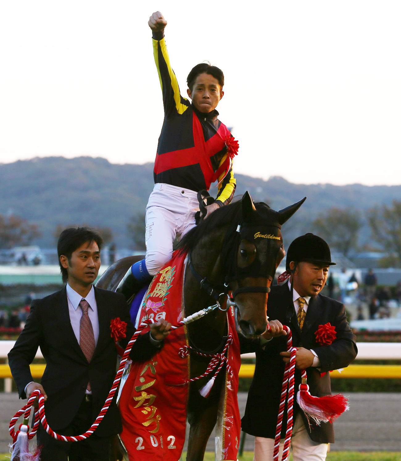 12年、ジャパンカップをジェンティルドンナで制し喜ぶ岩田康誠騎手
