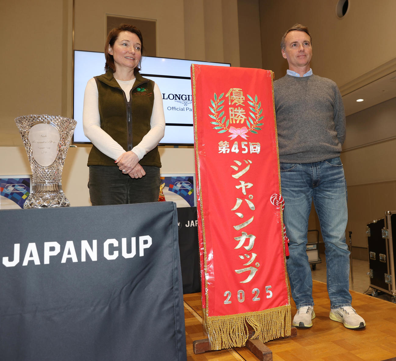 カランダガンのネモネ・ルースレーシングマネジャー（左）とF・グラファール調教師は優勝レイ、トロフィーと記念撮影に納まる（撮影・柴田隆二）