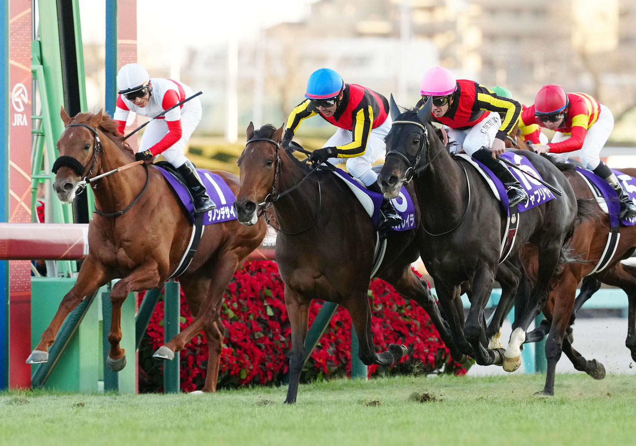 24年、大接戦を制し有馬記念優勝のレガレイラと戸崎騎手（中央）。右は2着のシャフリヤール
