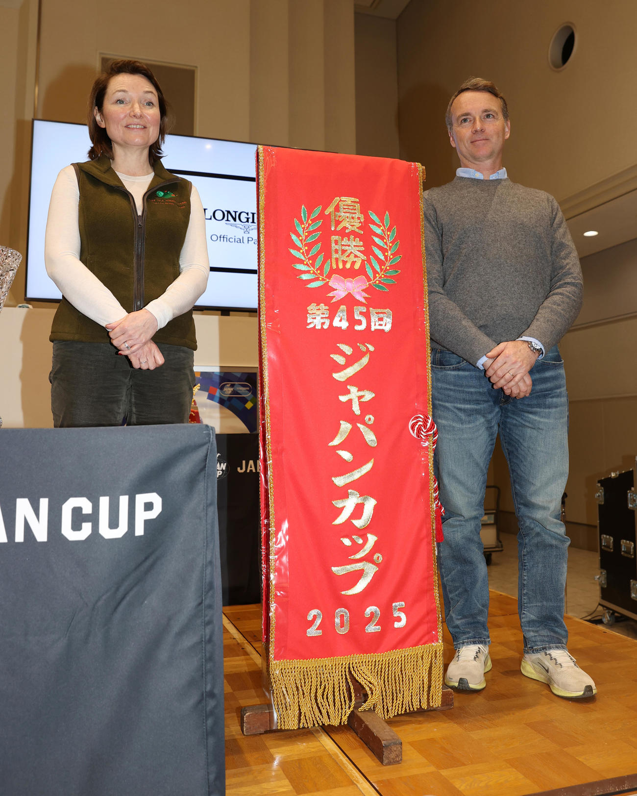 カランダガンのネモネ・ルースレーシングマネジャー（左）とF・グラファール調教師は優勝レイと記念撮影に納まる（撮影・柴田隆二）