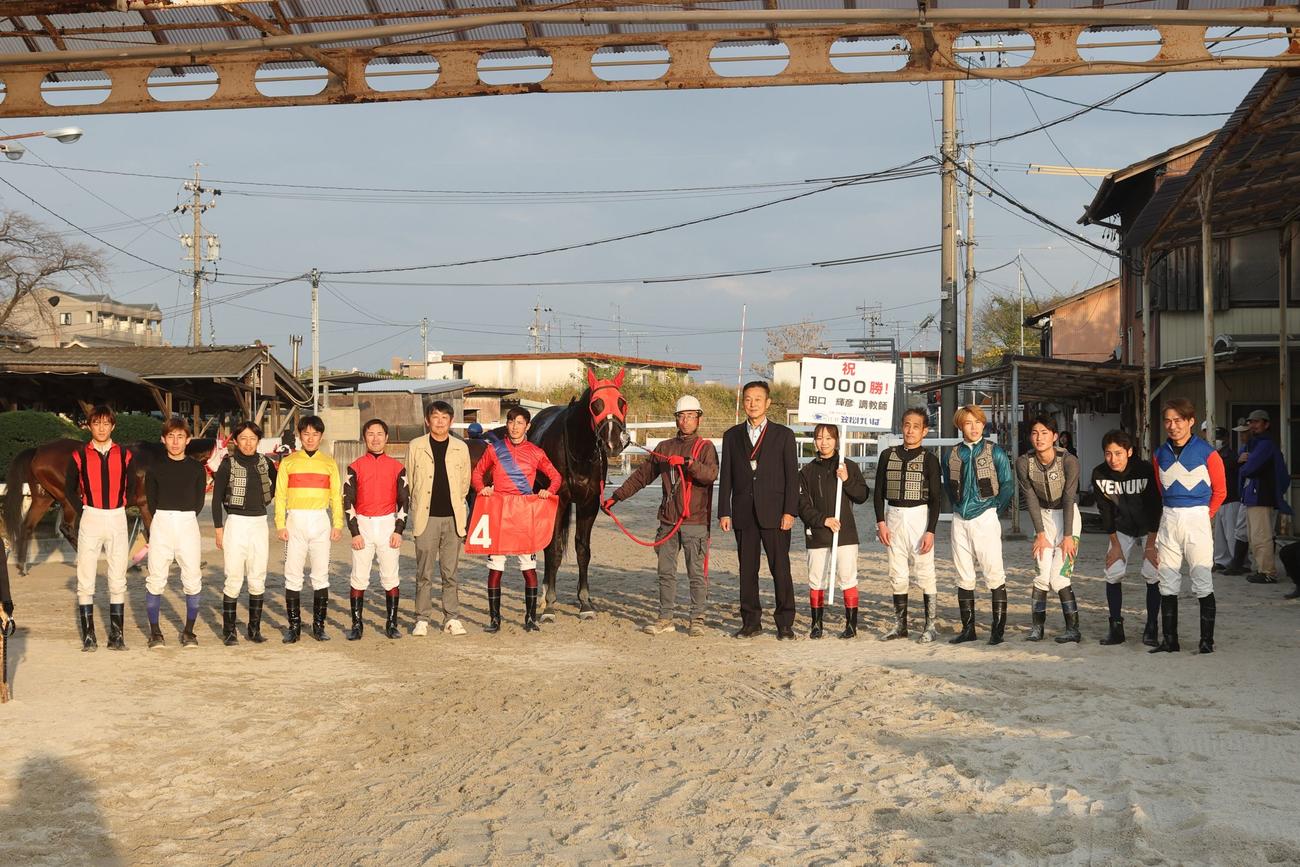 地方通算1000勝を達成した田口輝彦師（左から6人目）（岐阜県地方競馬組合提供）