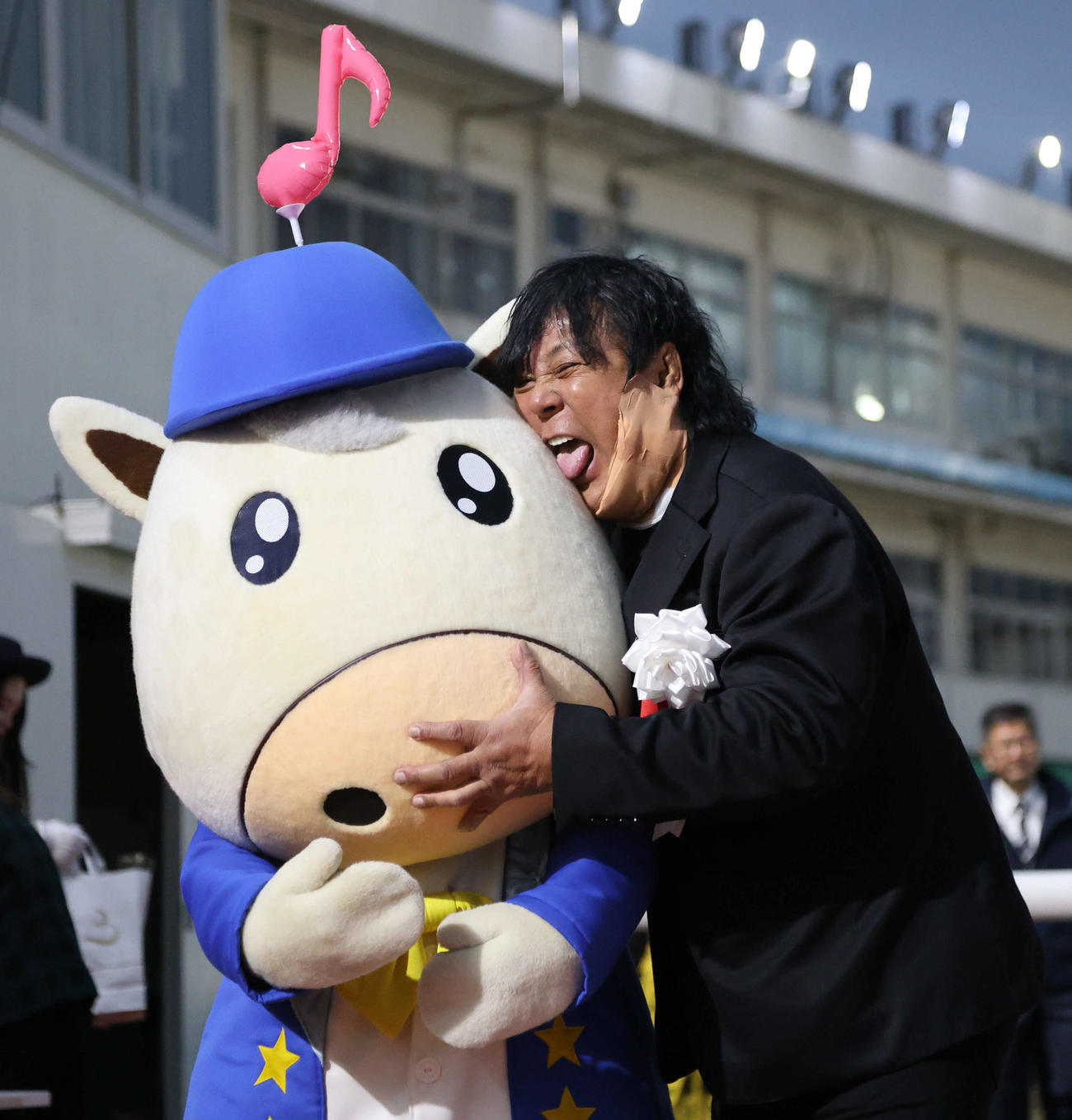 園田金盃のプレゼンター大仁田厚は園田競馬のマスコットの「そのたん」に抱きつく（撮影・西尾就之）
