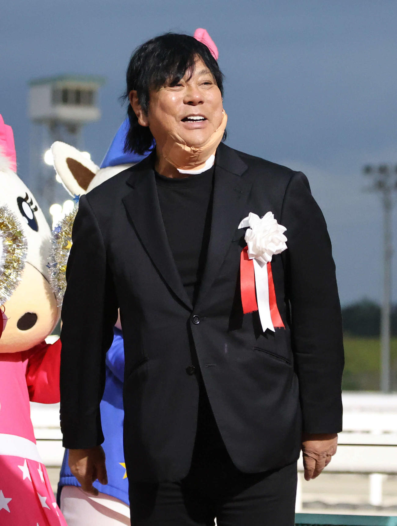 園田金盃のプレゼンターとして登場した大仁田厚（撮影・西尾就之）