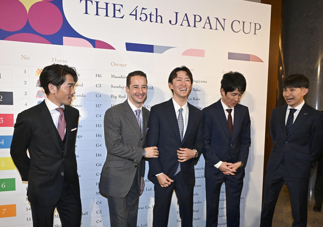 ジャパンCウェルカムパーティーを前に記念撮影に臨む、左から戸崎騎手、ルメール騎手、菅原明騎手、丹内騎手、佐々木騎手（撮影・千葉一成）