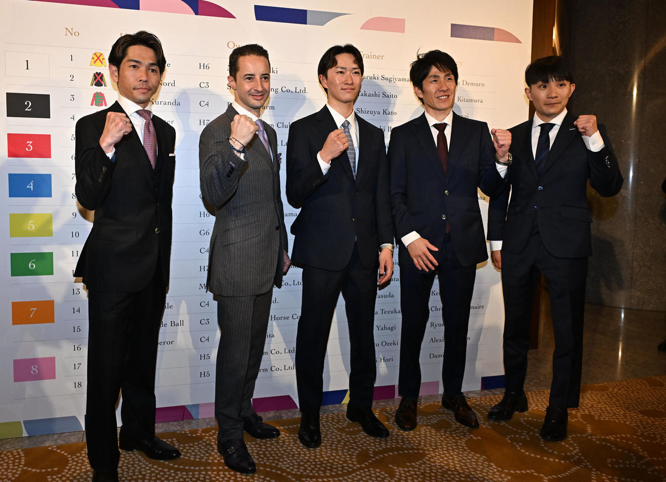 ジャパンCウェルカムパーティーを前に記念撮影に応じる、左から戸崎騎手、ルメール騎手、菅原明騎手、丹内騎手、佐々木騎手（撮影・千葉一成）