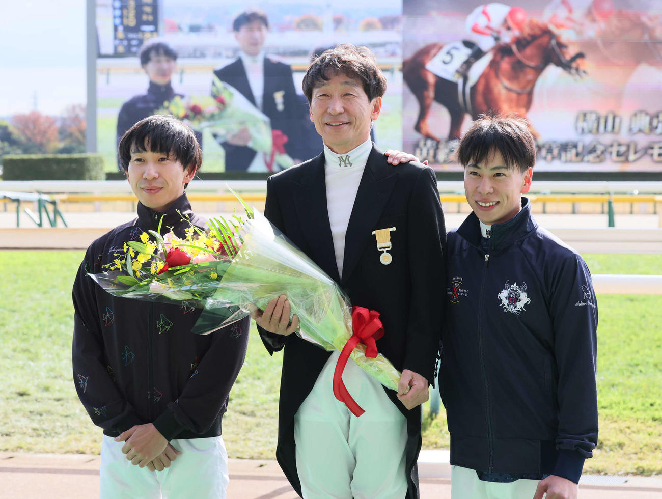 黄綬褒章受賞セレモニーで2人の息子和生騎手（左）、武史騎手（右）と写真に納まる横山典騎手