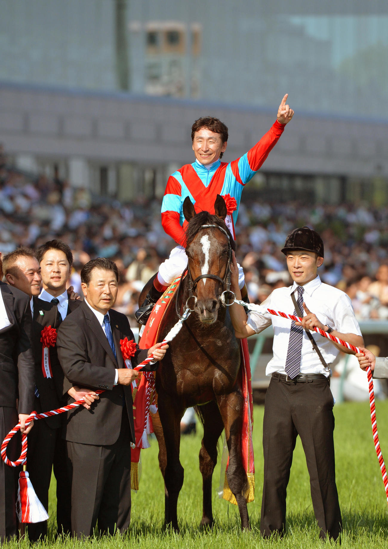 14年、ワンアンドオンリーで日本ダービーを制した横山典騎手は笑顔で1番ポーズ