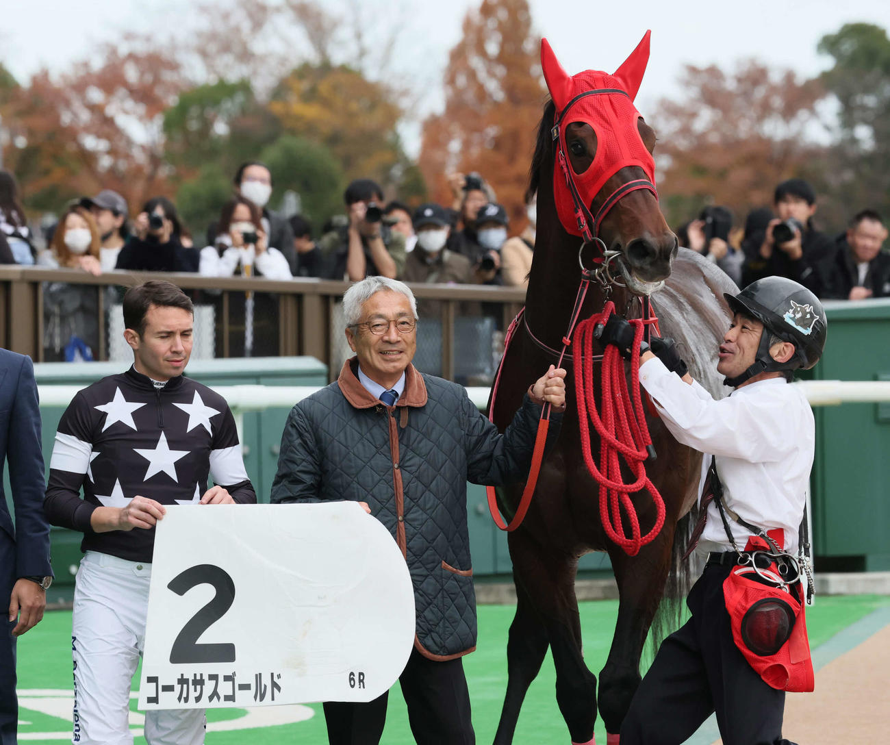 東京6R、3歳上1勝クラスを制したコーカサスゴールドの口取りをするバルザローナ騎手（撮影・丹羽敏通）