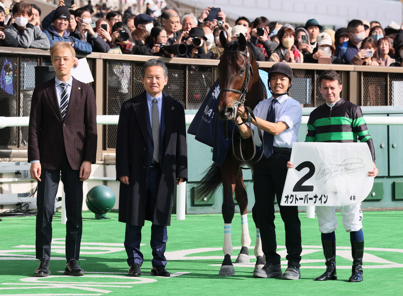 東京4R、2歳新馬戦を制したオクトーバーナインの口取りをする稲垣師とバルザローナ騎手（撮影・丹羽敏通）