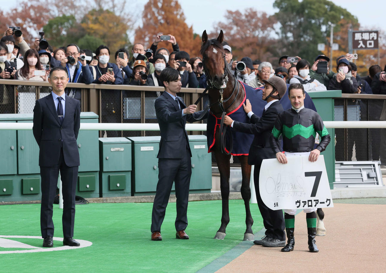 東京5R、2歳新馬戦を制したヴァロアークの口取りをする木村師とルメール騎手（撮影・丹羽敏通）
