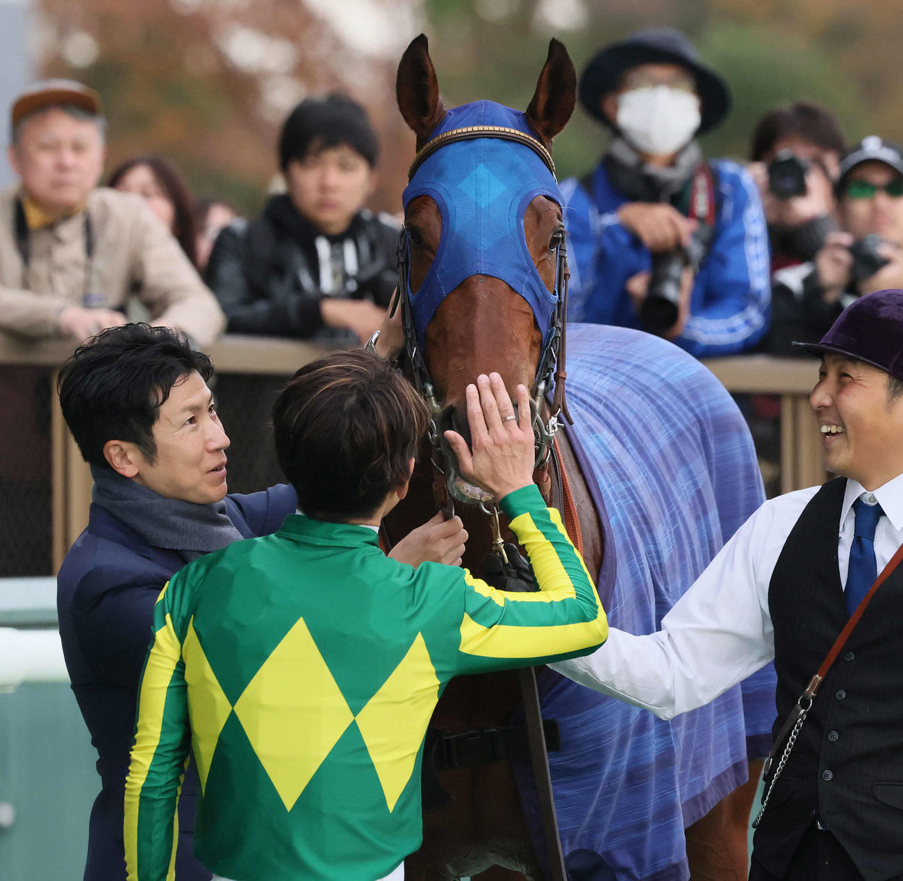 カトレアSを制したサトノボヤージュをねぎらう田中博師と戸崎騎手（撮影・丹羽敏通）
