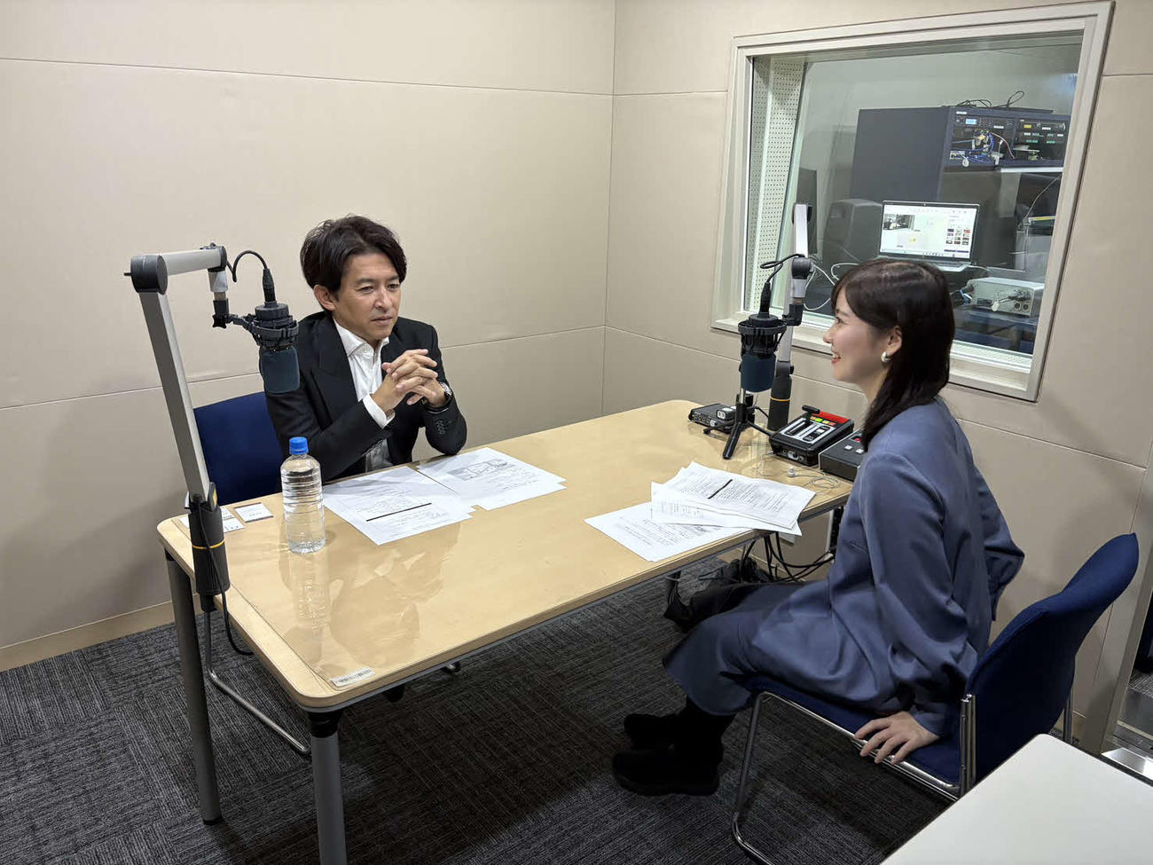 ラジオ番組に出演した福永祐一調教師（右）とフリーアナウンサーの谷口菜月さん（右）