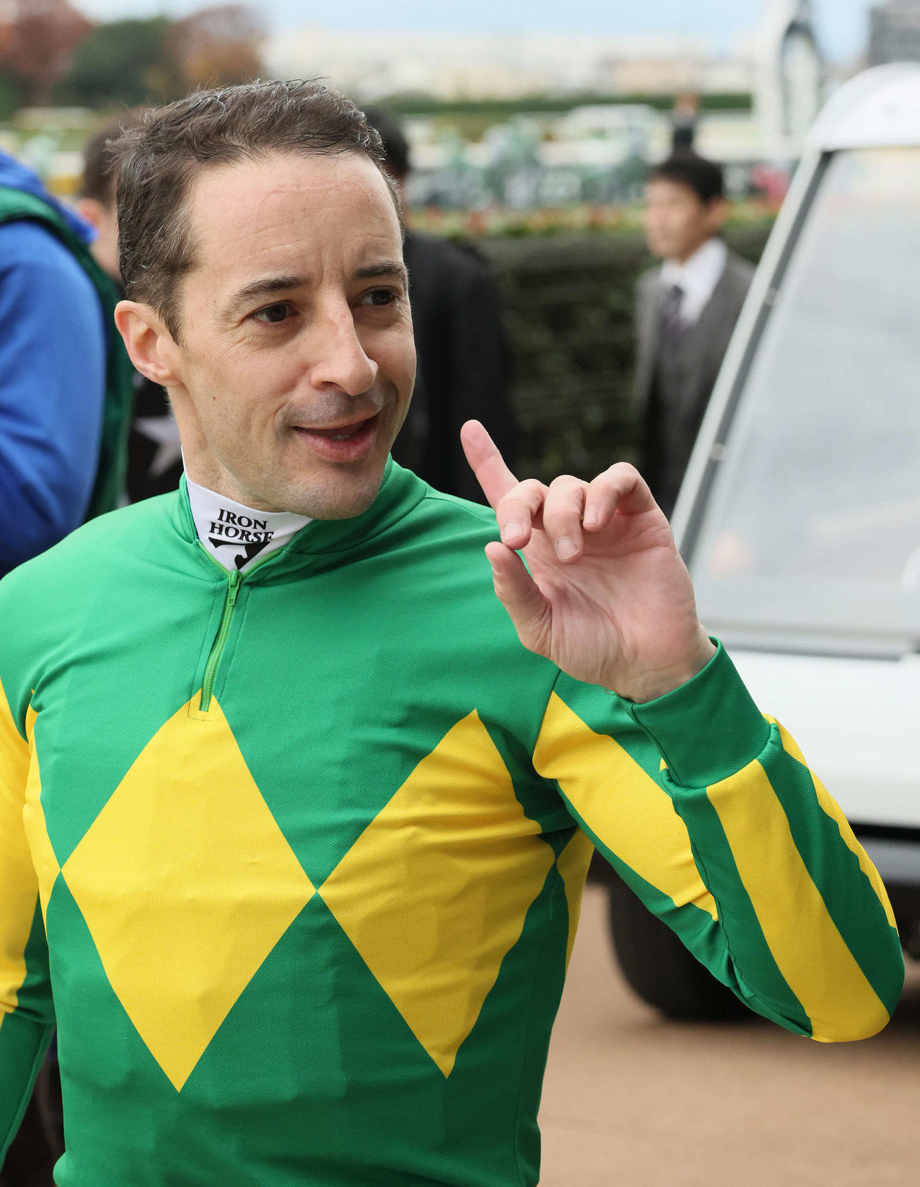 東京7R、3歳上1勝クラスをサトノパトリオットで制してJRA通算2100勝を達成したルメール騎手（撮影・丹羽敏通）