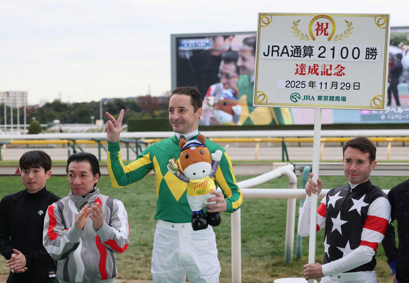 東京7R、3歳上1勝クラスをサトノパトリオットで制してJRA通算2100勝を達成したルメール騎手（撮影・丹羽敏通）