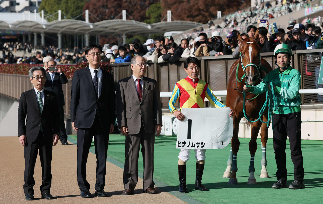 東京1R、2歳未勝利戦を制したヒナノムサシの口取りをする本間師と柴田善騎手（撮影・丹羽敏通）