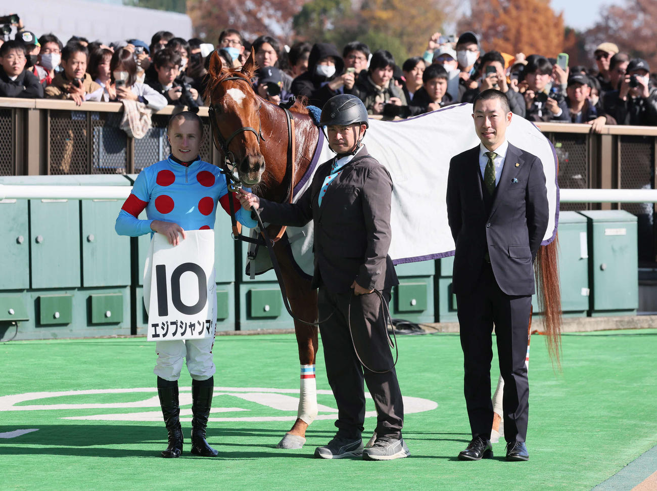 東京5R、2歳新馬戦を制したエジプシャンマウの口取りをするマーカンド騎手と武井師（撮影・丹羽敏通）