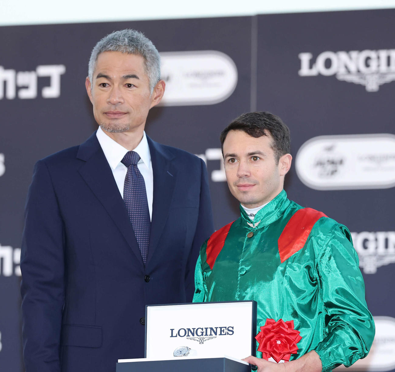 ジャパンCを制したM・バルザローナ騎手（右）とプレゼンターを務めたイチロー氏（撮影・鈴木正人）