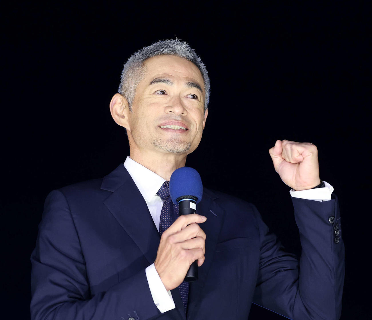 ジャパンCの馬券を当てガッツポーズするイチロー氏（撮影・鈴木正人）