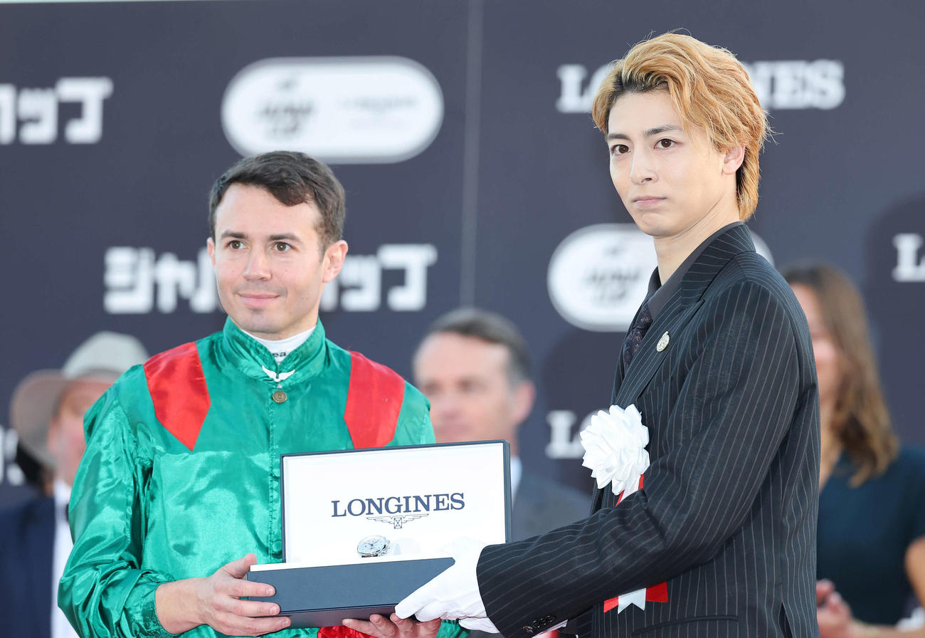 ジャパンCを制したバルザローナ騎手（左）とプレゼンターを務めた高杉真宙（撮影・鈴木正人）