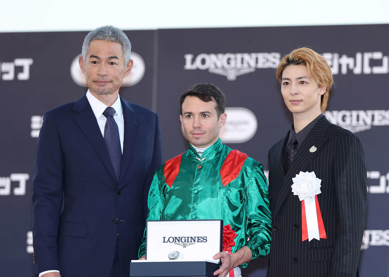 写真に納まる、左からイチロー氏、バルザローナ騎手、高杉真宙（撮影・鈴木正人）