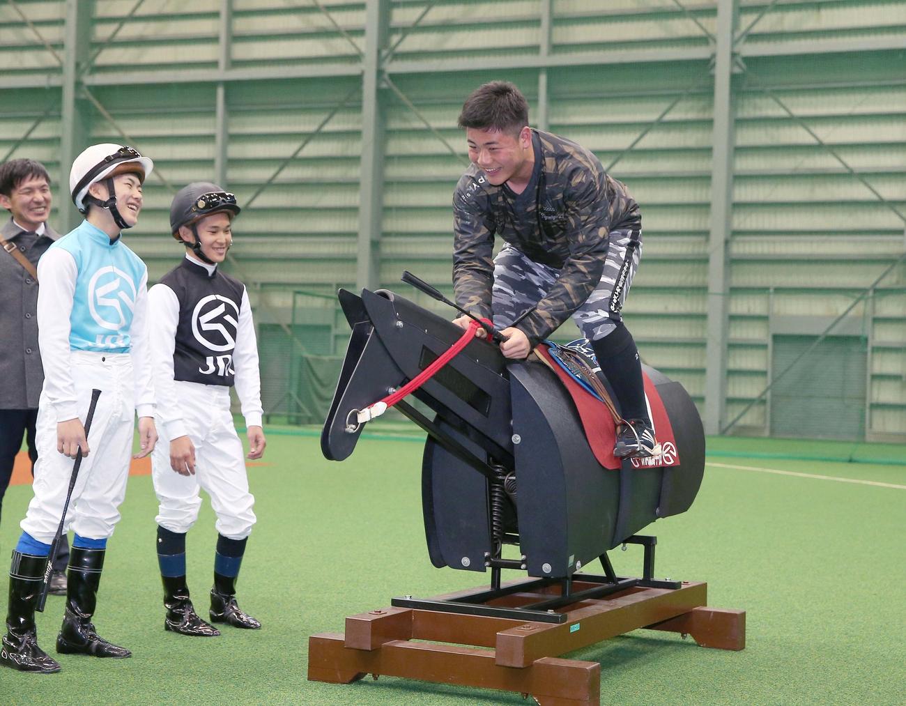 練習用木馬に乗る日本ハム清宮（2018年撮影）