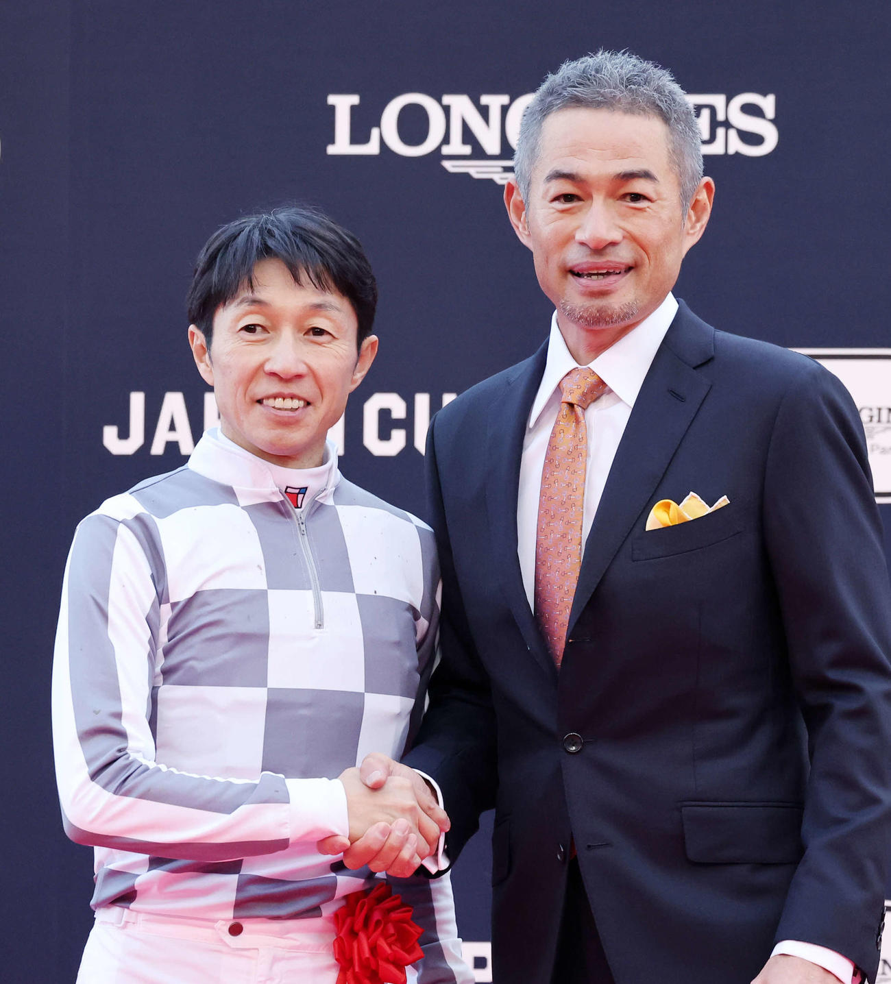 昨年のJCでプレゼンターのイチロー氏と握手する武豊騎手
