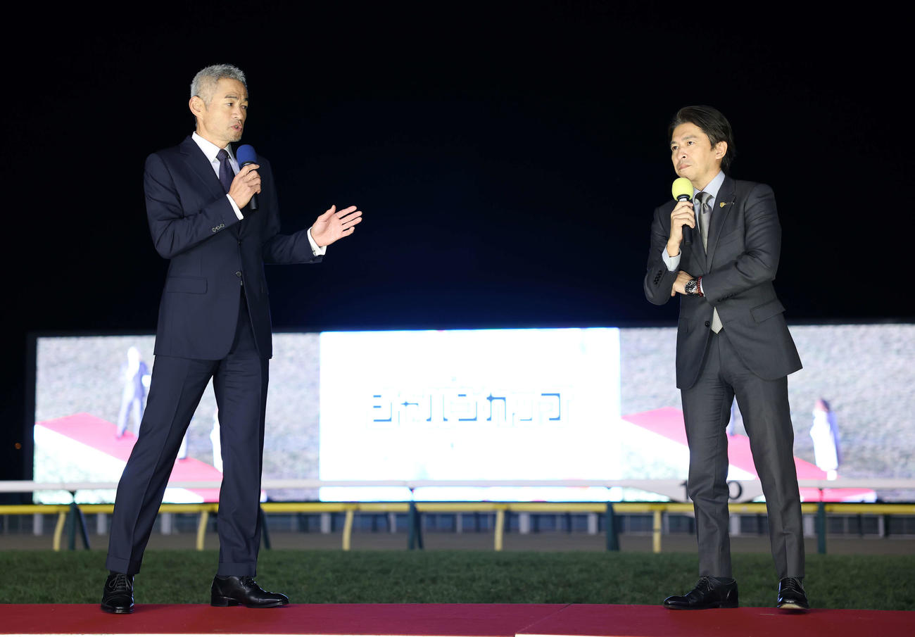 トークショーに臨むイチロー氏（左）と福永調教師（撮影・鈴木正人）