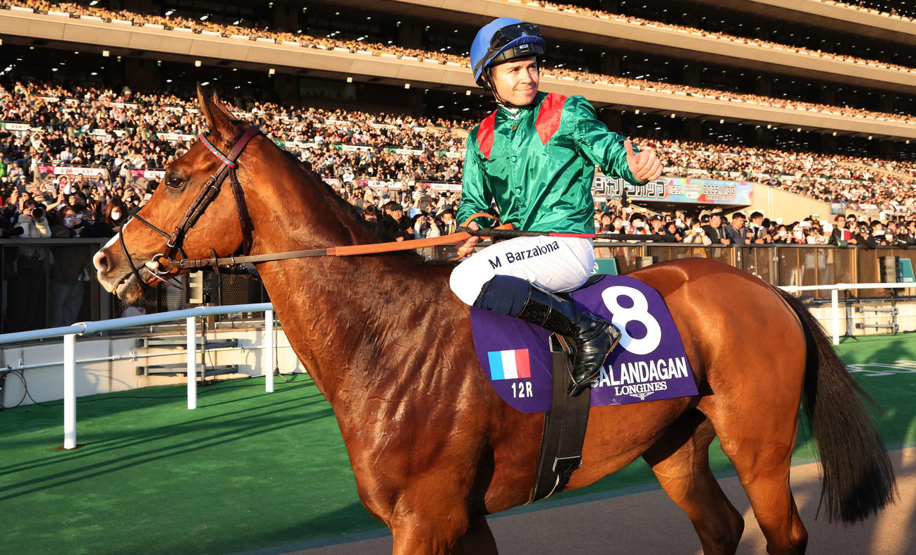 カランダガンでジャパンCを制して声援に応えるバルザローナ騎手（撮影・丹羽敏通）
