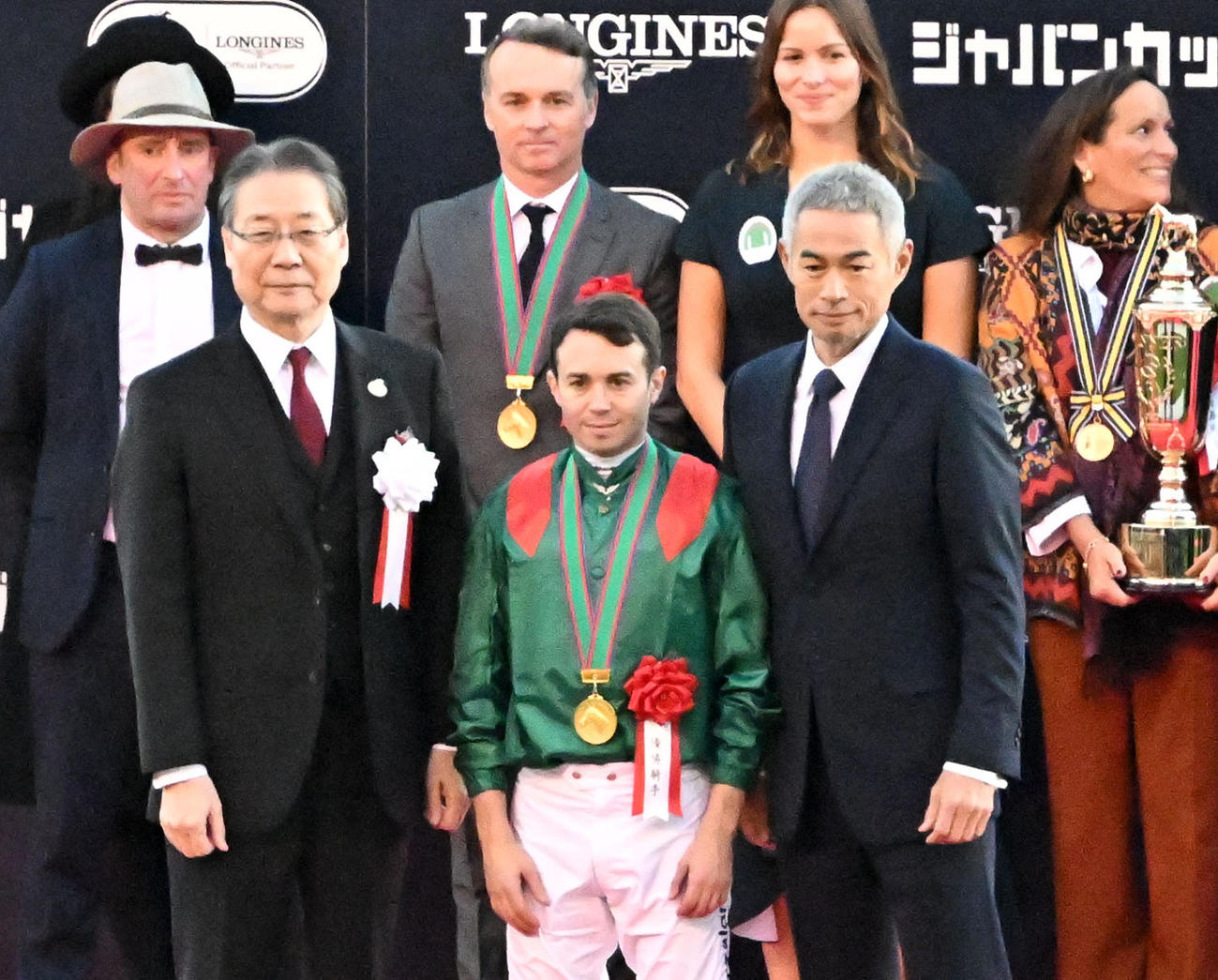 ジャパンC表彰式でイチローさん（右）と記念撮影に納まるバルザローナ騎手（撮影・千葉一成）