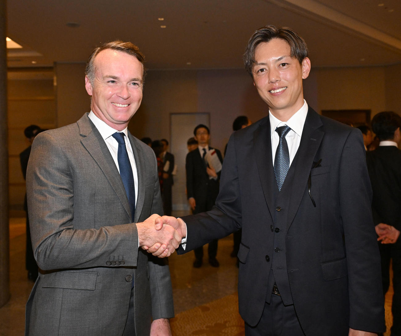 ジャパンCウェルカムパーティーで、握手を交わすグラファール師（左）と安田師（撮影・千葉一成）