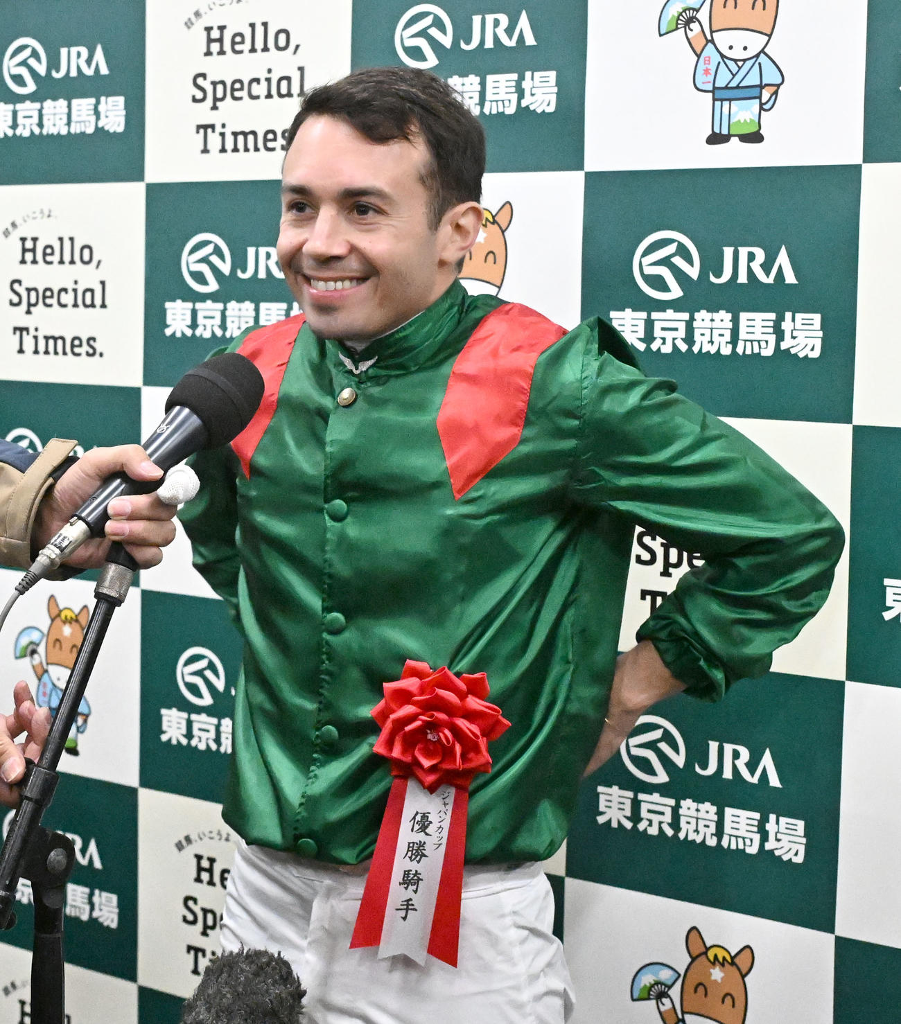 ジャパンCをカランダガンで制し、笑顔でインタビューに臨むバルザローナ騎手（撮影・千葉一成）