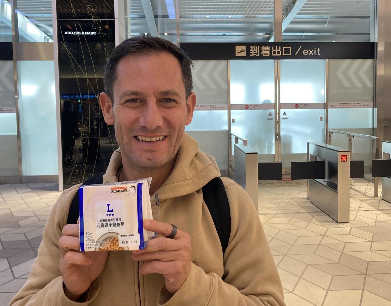 来日してさっそく好物の納豆を手にするミルコ・デムーロ騎手（撮影・太田尚樹）