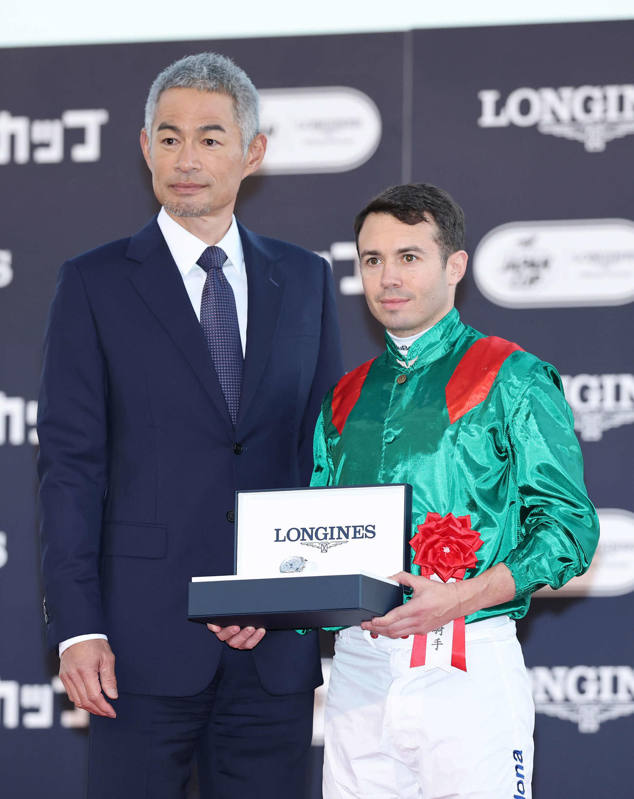 ジャパンCを制したバルザローナ騎手（右）とプレゼンターのイチロー氏（2025年11月30日撮影）