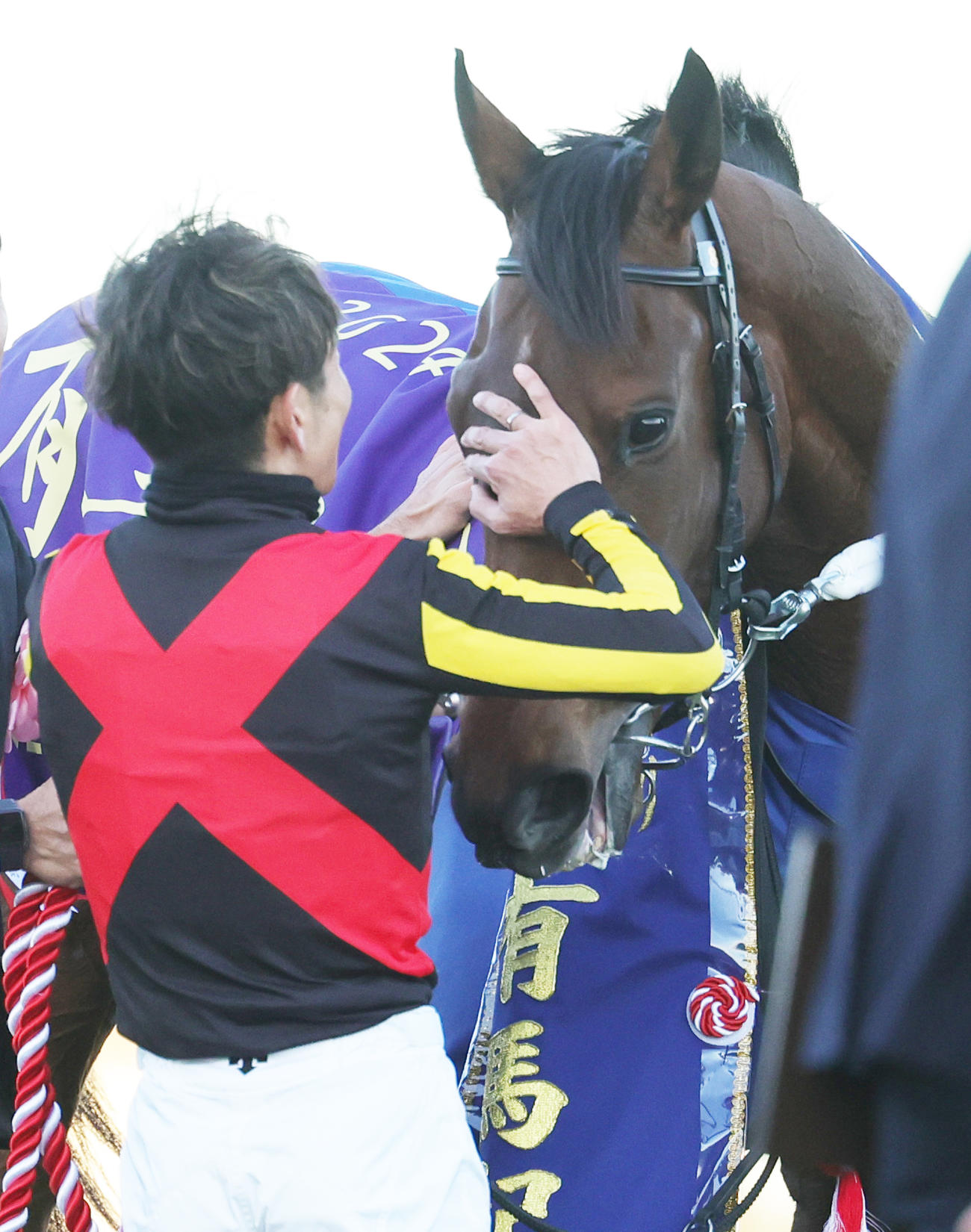 有馬記念を制しレガレイラをねぎらう戸崎騎手（2024年12月撮影）