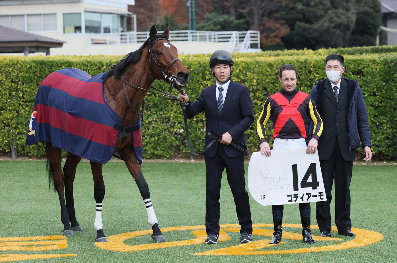 中山5R、2歳新馬戦を制したゴディアーモの口取りをするルメール騎手（撮影・丹羽敏通）