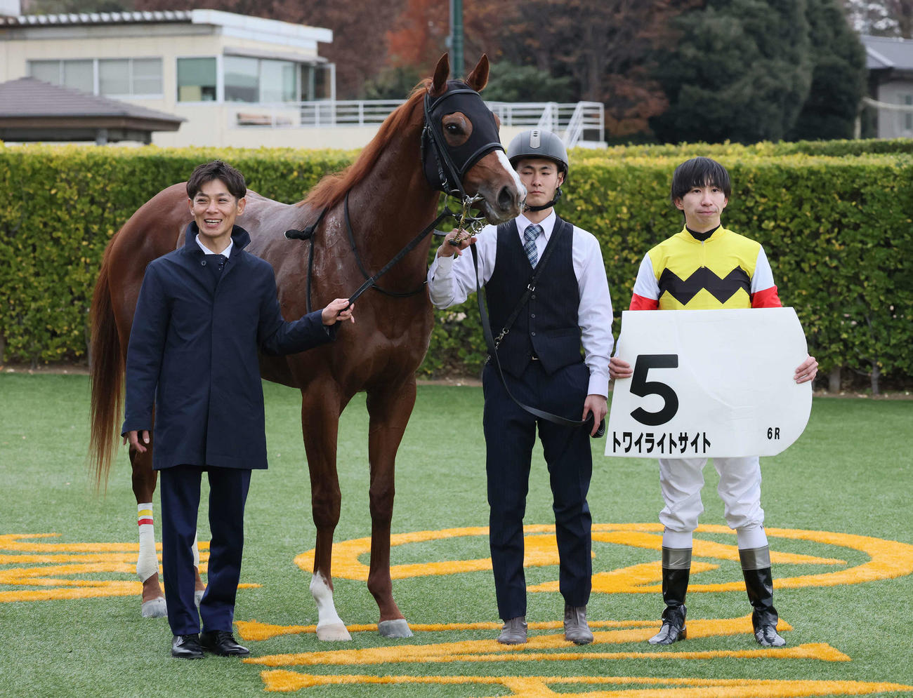 中山6R、2歳新馬戦を制したトワイライトサイトの口取りをする嘉藤師と横山和騎手（撮影・丹羽敏通）