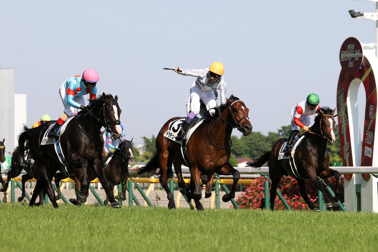 22年ダービー4着に敗れたダノンベルーガ（右）。中央は勝ったドウデュース