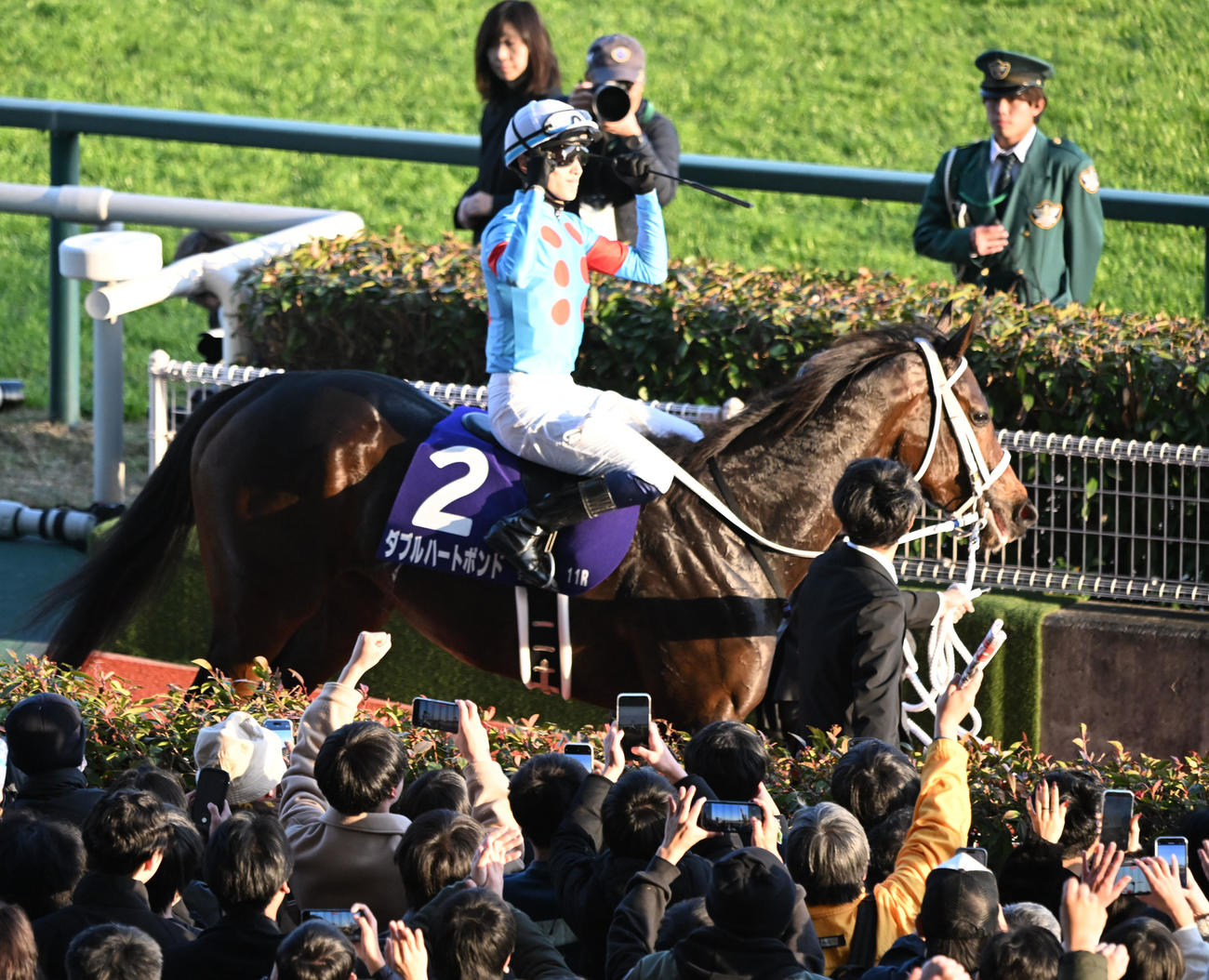 チャンピオンズCを制したダブルハートボンドの坂井瑠星騎手はガッツポーズ（撮影・和賀正仁）