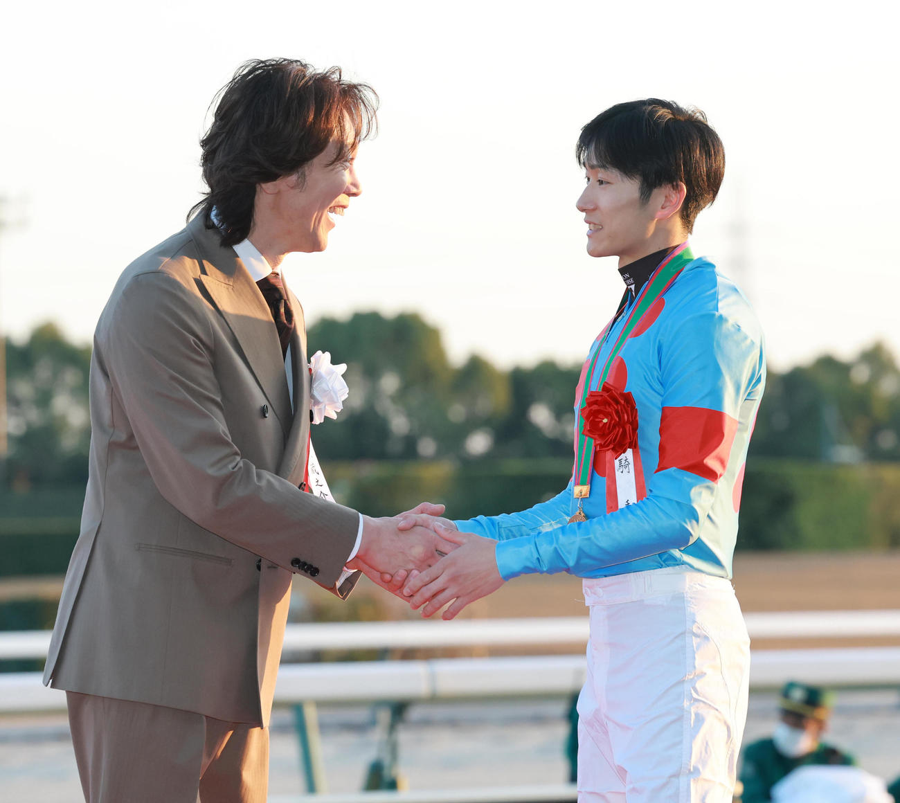 チャンピオンズCを制した坂井騎手（右）はプレゼンターの佐々木蔵之介と話をする（撮影・上田博志）