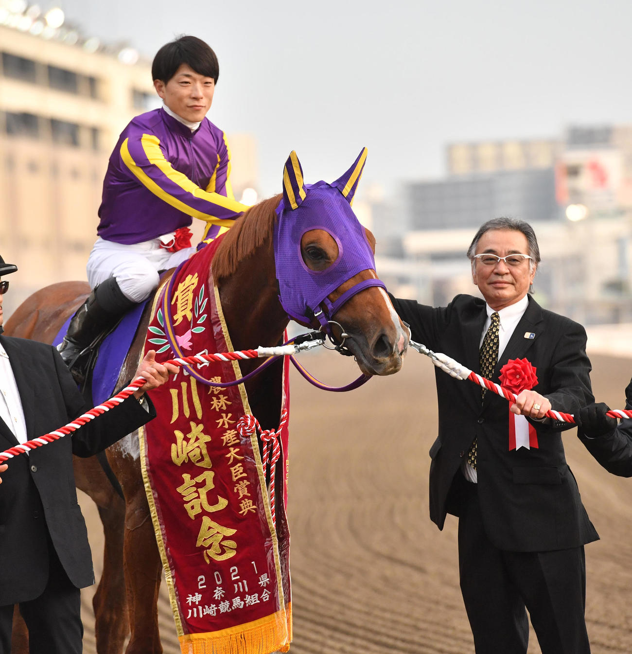 21年川崎記念を制したカジノフォンテンの張田昂騎手は吉橋興生オーナー（右）と握手する