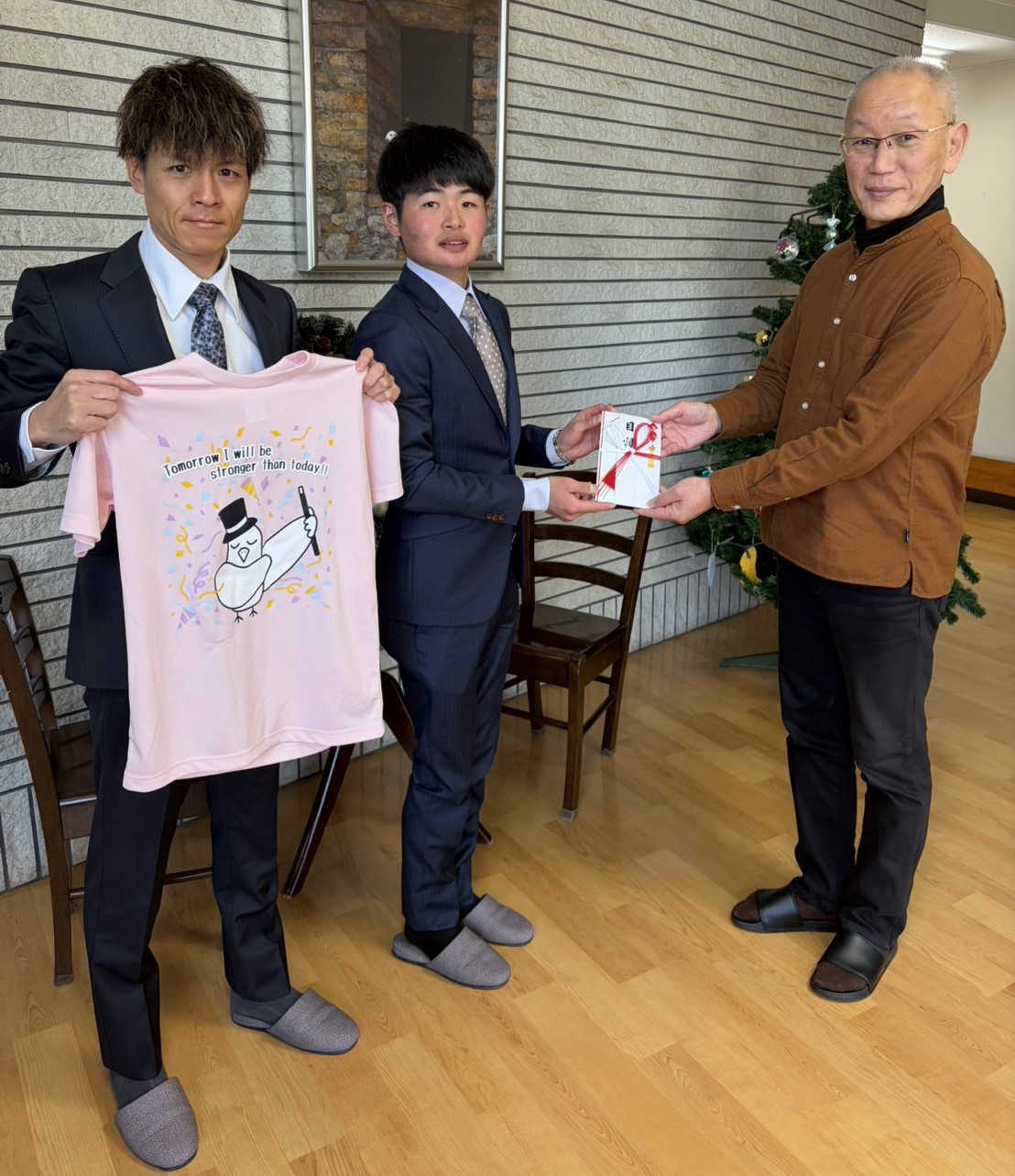 児童養護施設「小鳩の家」で寄付金を贈呈した高田騎手（左）と田口騎手（中央）