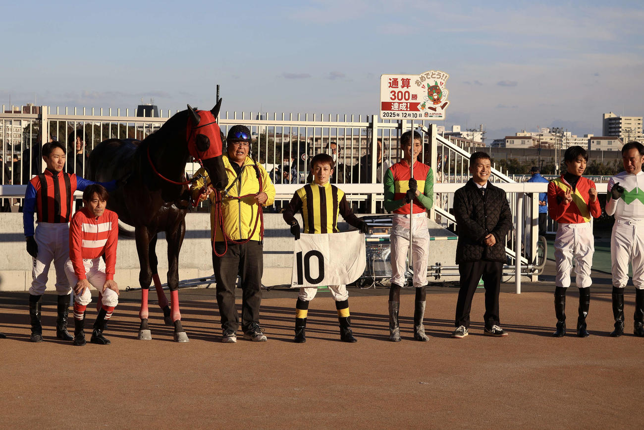10日の船橋2Rで地方競馬通算300勝を達成した船橋の小杉亮騎手（左から4人目）