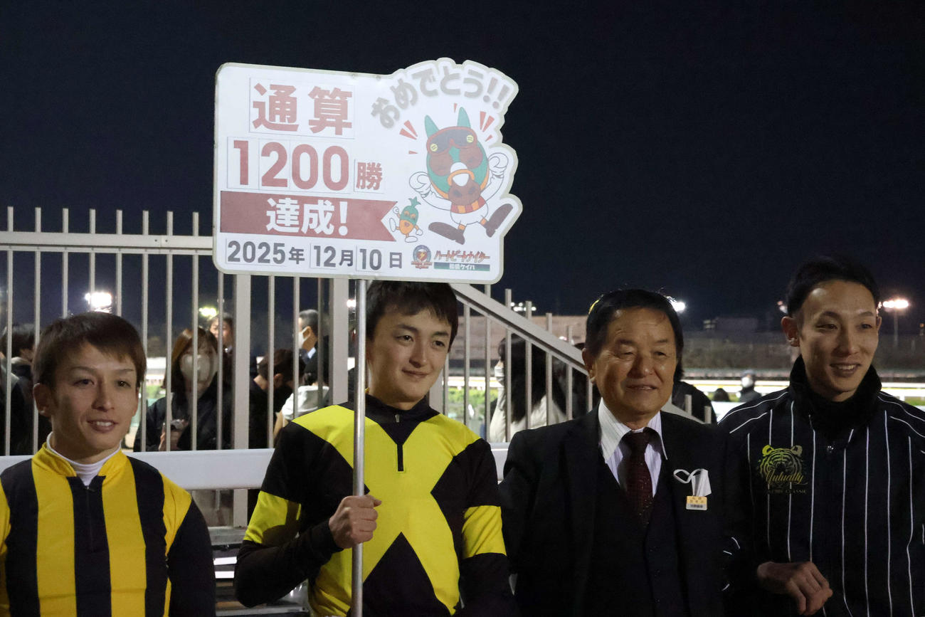 船橋8Rで地方競馬通算1200勝を達成した船橋の矢野義幸調教師（右から2人目）